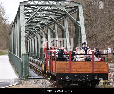 Erlebnis Chemnitztal per Rad oder Eisenbahn Eisenbahnromantik im Chemnitztal. Der Verein Eisenbahnfreunde Chemnitztal e. V. Hat am Osterwochenende wieder Hochbetrieb. Auf rund 2,5 km von Markersdorf nach Diethensdorf können Fahrgäste Eisenbahnhistorie erleben. Ehemals War Diese Strecke die Eisenbahnverbindung zwischen Chemnitz und Rochlitz. Zwei historische Stahlbrücken und die Sicht auf einen romantischen Streckenabschnitt, der eher an Schweden als an Sachsen erinnert, machen die Fahrt zum Ausflugserlebnis. Parallèle dazu nutzen viele Radler das bisher fertiggestellte Teilstück von rund Banque D'Images