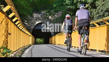 Erlebnis Chemnitztal per Rad oder Eisenbahn Denkmale der Industriegeschichte, Eisenbahntunnel und rauschendes Wasser zwischen riesigen Felsblöcken der Chemnitztalradweg bietet dem Radfahrer ab Chemnitz abwechslungsreiches erleben auf wenigen Kilometern. Auf dem Abschnitt vom Museumbahnhof Markersdorf Richtung Schweizerthal-Diethensdorf befindet sich das romantischste Stück der Trasse. Eine geologische Rarität sind die sogenannten Strudeltöpfe, abgerundet Gneisblöcke die ihre heutige Gestalt durch die Kraft des Wassers erhielten. Eisenbahnromantik im Chemnitztal. Der Verein Eisenbahnfreunde Che Banque D'Images