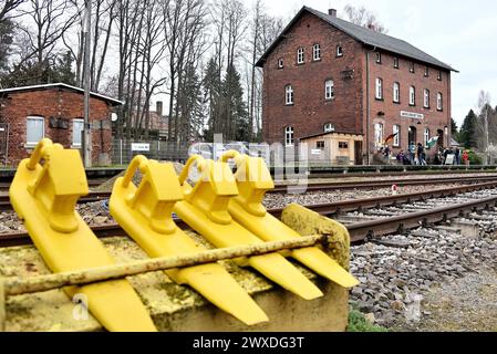 Erlebnis Chemnitztal per Rad oder Eisenbahn Eisenbahnromantik im Chemnitztal. Der Verein Eisenbahnfreunde Chemnitztal e. V. Hat am Osterwochenende wieder Hochbetrieb. Auf rund 2,5 km von Markersdorf nach Diethensdorf können Fahrgäste Eisenbahnhistorie erleben. Ehemals War Diese Strecke die Eisenbahnverbindung zwischen Chemnitz und Rochlitz. Zwei historische Stahlbrücken und die Sicht auf einen romantischen Streckenabschnitt, der eher an Schweden als an Sachsen erinnert, machen die Fahrt zum Ausflugserlebnis. Parallèle dazu nutzen viele Radler das bisher fertiggestellte Teilstück von rund Banque D'Images