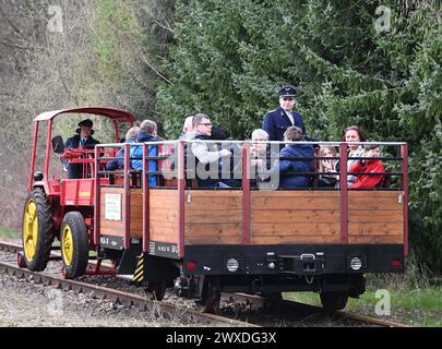 Erlebnis Chemnitztal per Rad oder Eisenbahn Eisenbahnromantik im Chemnitztal. Der Verein Eisenbahnfreunde Chemnitztal e. V. Hat am Osterwochenende wieder Hochbetrieb. Auf rund 2,5 km von Markersdorf nach Diethensdorf können Fahrgäste Eisenbahnhistorie erleben. Ehemals War Diese Strecke die Eisenbahnverbindung zwischen Chemnitz und Rochlitz. Zwei historische Stahlbrücken und die Sicht auf einen romantischen Streckenabschnitt, der eher an Schweden als an Sachsen erinnert, machen die Fahrt zum Ausflugserlebnis. Parallèle dazu nutzen viele Radler das bisher fertiggestellte Teilstück von rund Banque D'Images