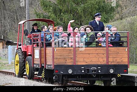 Erlebnis Chemnitztal per Rad oder Eisenbahn Eisenbahnromantik im Chemnitztal. Der Verein Eisenbahnfreunde Chemnitztal e. V. Hat am Osterwochenende wieder Hochbetrieb. Auf rund 2,5 km von Markersdorf nach Diethensdorf können Fahrgäste Eisenbahnhistorie erleben. Ehemals War Diese Strecke die Eisenbahnverbindung zwischen Chemnitz und Rochlitz. Zwei historische Stahlbrücken und die Sicht auf einen romantischen Streckenabschnitt, der eher an Schweden als an Sachsen erinnert, machen die Fahrt zum Ausflugserlebnis. Parallèle dazu nutzen viele Radler das bisher fertiggestellte Teilstück von rund Banque D'Images