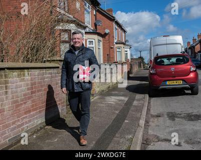 Kirkby à Ashfield, Nottinghamshire, Angleterre, Royaume-Uni. 30 mars 2024. Jonathan Ashworth, député du Parti travailliste pour Leicester South et Shadow Paymaster General, fait campagne en faveur du parti travailliste P.P.C. Rhea Keehn. Ce siège parlementaire, qui fait partie du mur rouge remporté par le député conservateur Lee Anderson aux élections générales de 2019. Mais il a fait défection au parti réformiste britannique en mars 2024 après avoir retiré le whip. Crédit : Alan Beastall/Alamy Live News Banque D'Images