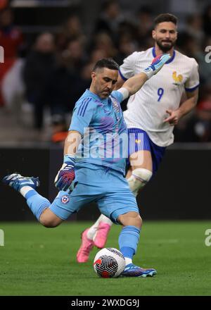 Marseille, France. 26 mars 2024. Claudio Bravo, du Chili, efface le ballon alors que Olivier Giroud, de France, termine le match amical international à Orange Vélodrome, Marseille. Le crédit photo devrait se lire : Jonathan Moscrop/Sportimage crédit : Sportimage Ltd/Alamy Live News Banque D'Images