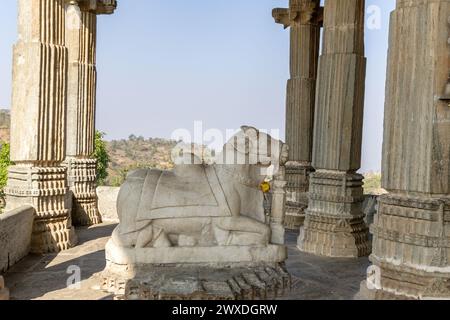 nandi la vache sainte au temple de shiva avec un ciel bleu vif le matin Banque D'Images