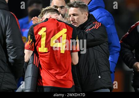 Arthur Piedfort (14 ans), de Belgique, et l'entraîneur-chef Wesley Sonck, de Belgique, en pourparlers après un match de football entre les équipes nationales de Belgique et des pays-Bas de moins de 19 ans le jour 3 dans le groupe 2 de la manche élite de l'UEFA des moins de 19 ans, jeudi 26 mars 2024 à Veendam , pays-Bas . PHOTO SPORTPIX | David Catry Banque D'Images