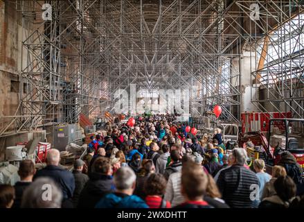 30 mars 2024, Bade-Württemberg, Stuttgart : de nombreux visiteurs traversent l'ancien bâtiment Bonatz lors des « Open construction site Days » de la gare centrale de Stuttgart. Le Bonatzbau classé est en cours de conversion pour la nouvelle station. On ne sait toujours pas quand la nouvelle station entrera en service. Cependant, les personnes intéressées peuvent au moins le visiter pendant les vacances de Pâques. Les journées de chantier ouvertes auront lieu à nouveau. Elle devait en fait être remplacée par la nouvelle station de métro en décembre 2025. Deutsche Bahn veut décider d'ici juin si et comment la nouvelle station de métro peut le faire Banque D'Images