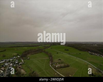 Der Saharastaub truebt trübt den Himmel ein. Luftaufnahme des Ortes Siegen-Oberschelden. Fruehling Frühling im Siegerland AM 30.03.2024 à Siegen/Deutschland. *** La poussière du Sahara nuise le ciel une vue aérienne de la place Siegen Oberschelden Spring Spring Spring Spring à Siegerland le 30 03 2024 à Siegen Allemagne Banque D'Images