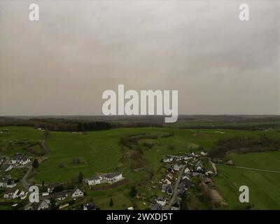 Der Saharastaub truebt trübt den Himmel ein. Luftaufnahme des Ortes Siegen-Oberschelden. Fruehling Frühling im Siegerland AM 30.03.2024 à Siegen/Deutschland. *** La poussière du Sahara nuise le ciel une vue aérienne de la place Siegen Oberschelden Spring Spring Spring Spring à Siegerland le 30 03 2024 à Siegen Allemagne Banque D'Images