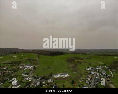 Der Saharastaub truebt trübt den Himmel ein. Luftaufnahme des Ortes Siegen-Oberschelden. Fruehling Frühling im Siegerland AM 30.03.2024 à Siegen/Deutschland. *** La poussière du Sahara nuise le ciel une vue aérienne de la place Siegen Oberschelden Spring Spring Spring Spring à Siegerland le 30 03 2024 à Siegen Allemagne Banque D'Images