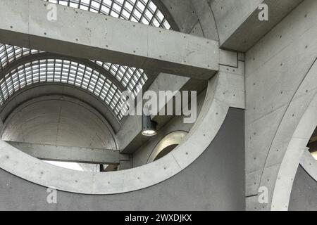 Gare d'Uji, branche de Keihan, Kyoto, conçue par Hiroyuki Wakabayashi dans un style concret moderniste brutaliste Banque D'Images