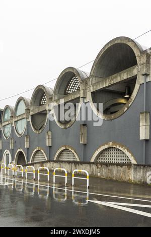 Gare d'Uji, branche de Keihan, Kyoto, conçue par Hiroyuki Wakabayashi dans un style concret moderniste brutaliste Banque D'Images