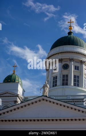 Belle église à Senaatintori Finlande. Ciel bleu avec un bâtiment classique blanc. Banque D'Images