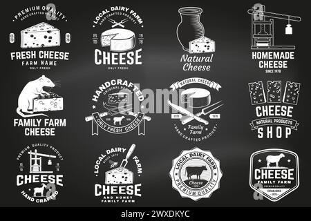 Motif d'écusson de la ferme familiale du fromage sur le tableau. Modèle pour logo, design de marque avec fromage en bloc, lacaune de mouton sur l'herbe, fourchette, couteau pour Illustration de Vecteur