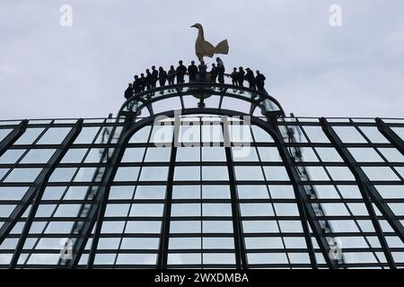 Tottenham Hotspur Stadium, Londres, Royaume-Uni. 30 mars 2024. Premier League Football, Tottenham Hotspur contre Luton Town ; les fans prennent part à l'expérience Tottenham Hotspur Sky Walk crédit : action plus Sports/Alamy Live News Banque D'Images