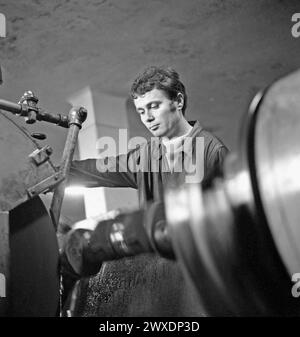République socialiste de Roumanie dans les années 1970 Ouvrier sur un tour métallique dans une usine appartenant à l'État. Banque D'Images