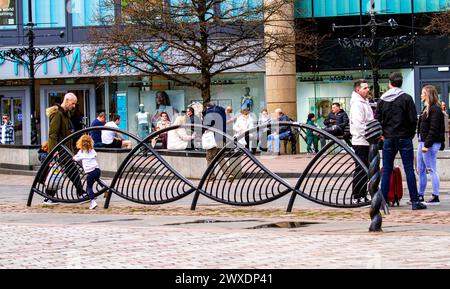 Dundee, Tayside, Écosse, Royaume-Uni. 30 mars 2024. Météo britannique : le temps s'est avéré être un samedi matin lumineux et agréable, et les gens locaux ont été vus s'amuser et vaquer à leur vie quotidienne dans le centre-ville de Dundee pendant le week-end de Pâques. Crédit : Dundee Photographics/Alamy Live News Banque D'Images