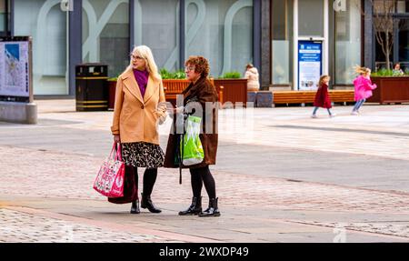 Dundee, Tayside, Écosse, Royaume-Uni. 30 mars 2024. Météo britannique : le temps s'est avéré être un samedi matin lumineux et agréable, et les gens locaux ont été vus s'amuser et vaquer à leur vie quotidienne dans le centre-ville de Dundee pendant le week-end de Pâques. Crédit : Dundee Photographics/Alamy Live News Banque D'Images