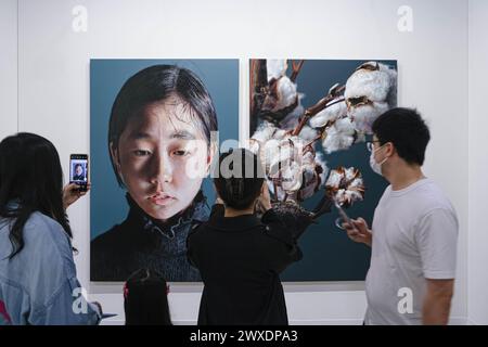 Hong Kong, Chine. 30 mars 2024. Les clients visitent et admirent l'art à Art Basel Hong Kong 2024. Art Basel 2024 revient à son échelle pré-pandémique, avec des œuvres de 242 galeries locales et internationales. (Crédit image : © Keith Tsuji/ZUMA Press Wire) USAGE ÉDITORIAL SEULEMENT! Non destiné à UN USAGE commercial ! Banque D'Images