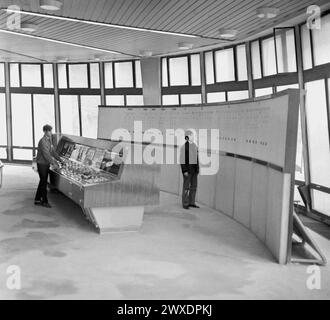 Ploiesti, République socialiste de Roumanie, approx. 1980. Des ouvriers dans la salle de contrôle de la raffinerie Petrobrazi. Banque D'Images