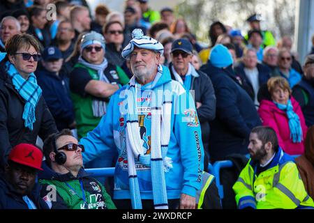 John Smith's Stadium, Huddersfield, Angleterre - 29 mars 2024 Un fan de Coventry City - pendant le match Huddersfield Town v Coventry City, Sky Bet Championship, 2023/24, John Smith's Stadium, Huddersfield, Angleterre - 29 mars 2024 crédit : Mathew Marsden/WhiteRosePhotos/Alamy Live News Banque D'Images