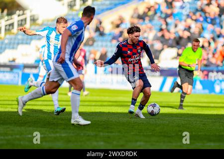 John Smith's Stadium, Huddersfield, Angleterre - 29 mars 2024 Callum O'Hare (10) de Coventry City passe la balle - pendant le match Huddersfield Town v Coventry City, Sky Bet Championship, 2023/24, John Smith's Stadium, Huddersfield, Angleterre - 29 mars 2024 crédit : Mathew Marsden/WhiteRosePhotos/Alamy Live News Banque D'Images