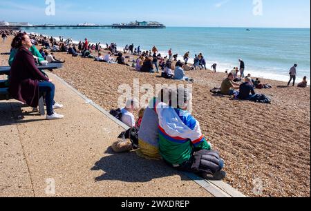 Brighton UK 30 mars 2024 - les visiteurs profitent d'une belle journée chaude et ensoleillée sur la plage et le front de mer de Brighton avec plus de prévisions d'ensoleillement pour le dimanche de Pâques demain : crédit Simon Dack / Alamy Live News Banque D'Images