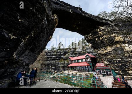 Hrensko, République tchèque. 29 mars 2024. La porte de Pravcicka sur le site des brûlures après le grand incendie de 2022 dans le parc national de la Suisse tchèque, district de Decin, région d'Usti nad Labem, République tchèque, 29 mars 2024. Crédit : Ondrej Hajek/CTK photo/Alamy Live News Banque D'Images