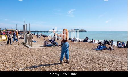 Brighton UK 30 mars 2024 - les visiteurs profitent d'une belle journée chaude et ensoleillée sur la plage et le front de mer de Brighton avec plus de prévisions d'ensoleillement pour le dimanche de Pâques demain : crédit Simon Dack / Alamy Live News Banque D'Images