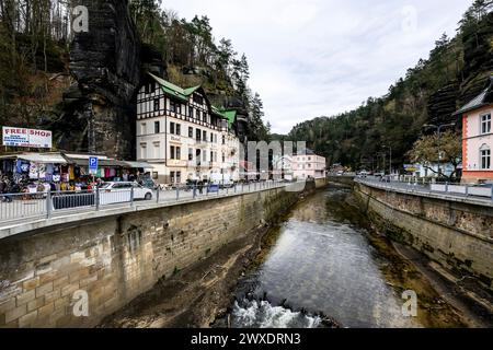 Hrensko, République tchèque. 29 mars 2024. Le village de Hrensko, qui est l'un des points de départ de la porte de Pravcicka sur le site des brûlures après le grand incendie de 2022 dans le parc national de la Suisse tchèque, district de Decin, région d'Usti nad Labem, République tchèque, 29 mars 2024. Crédit : Ondrej Hajek/CTK photo/Alamy Live News Banque D'Images