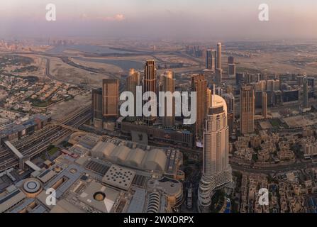 Une photo du centre-ville de Dubaï, avec le Dubai Mall et l'Address Downtown Hotel au fond, au coucher du soleil. Banque D'Images