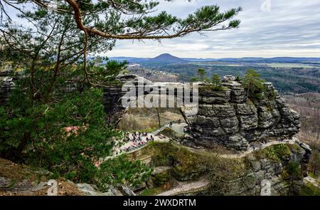 Hrensko, République tchèque. 29 mars 2024. La porte de Pravcicka sur le site des brûlures après le grand incendie de 2022 dans le parc national de la Suisse tchèque, district de Decin, région d'Usti nad Labem, République tchèque, 29 mars 2024. Crédit : Ondrej Hajek/CTK photo/Alamy Live News Banque D'Images