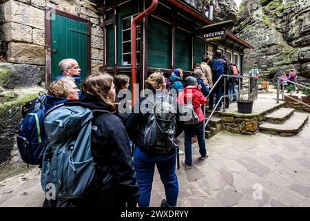 Hrensko, République tchèque. 29 mars 2024. Les touristes font la queue à la billetterie à l'entrée de la porte de Pravcicka sur le site des brûlés après le grand incendie de 2022 dans le parc national de la Suisse tchèque, district de Decin, région d'Usti nad Labem, République tchèque, le 29 mars 2024. Crédit : Ondrej Hajek/CTK photo/Alamy Live News Banque D'Images