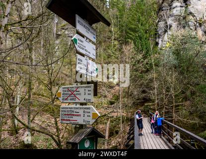 Hrensko, République tchèque. 29 mars 2024. Panneaux touristiques à Mezni mustek sur le site des brûlures après le grand incendie de 2022 dans le parc national de la Suisse tchèque, district de Decin, région d'Usti nad Labem, République tchèque, 29 mars 2024. Crédit : Ondrej Hajek/CTK photo/Alamy Live News Banque D'Images