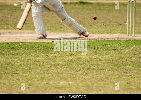 Cricket Batsman va frapper une balle Banque D'Images