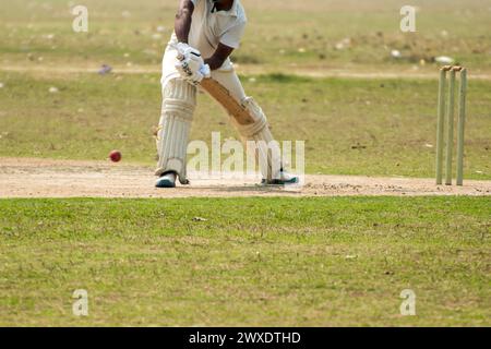 Cricket Batsman va frapper une balle Banque D'Images