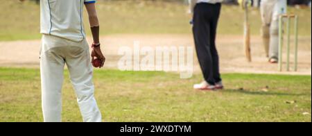 Joueur de cricket rapide prêt à courir des étapes et à démarrer la position Banque D'Images