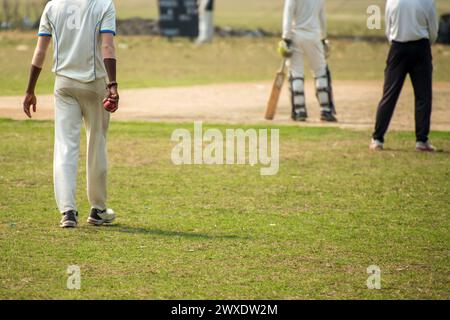 Joueur de cricket rapide prêt à courir des étapes et à démarrer la position Banque D'Images