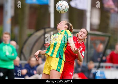 Enschede, pays-Bas. 30 mars 2024. ENSCHEDE, Sportpark Schreurserve, 30-03-2024, saison 2023/2024, Azerion Vrouwen Eredivisie. Pendant le match Twente - ADO Den Haag (femmes), joueur ADO Den Haag Lobke Loonen FC Twente joueur Kim Everaerts crédit : Pro Shots/Alamy Live News Banque D'Images