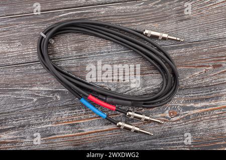 câble répartiteur d'insertion audio sur fond de bois Banque D'Images