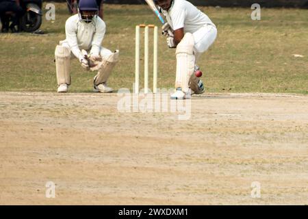 Cricket Batsman va frapper une balle Banque D'Images