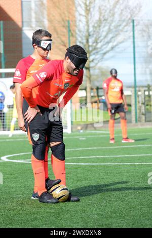 Royal National College for the Blind, Hereford, Royaume-Uni – samedi 30 mars 2024 – Round 3 de la European Blind Football League ( EBFL ) qui s'est tenu au Royal National College for the Blind à Hereford avec six équipes européennes. Les joueurs du club français Bondy Cecifoot Club se préparent à un coup franc. Photo Steven May / Alamy Live News Banque D'Images