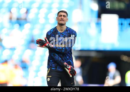 Stamford Bridge, Chelsea, Londres, Royaume-Uni. 30 mars 2024. Premier League Football, Chelsea contre Burnley ; le gardien de but Djordje Petrovic de Chelsea se réchauffe avant le coup d'envoi. Crédit : action plus Sports/Alamy Live News Banque D'Images