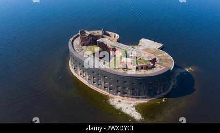 Ancienne forteresse abandonnée en briques rouges dans la mer entourée d'eau, vue aérienne Banque D'Images