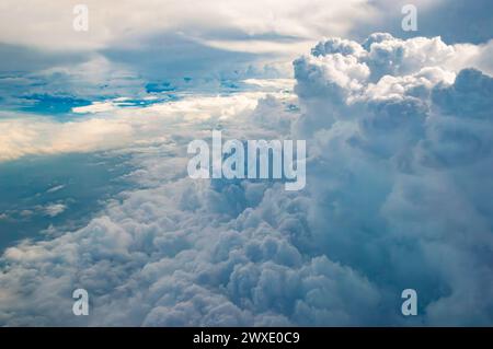 Vue spectaculaire à vol d'oiseau du paysage nuageux des cumulonimbus et nimbus. Banque D'Images