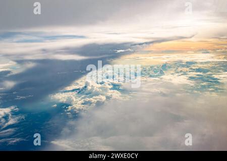 Vue spectaculaire à vol d'oiseau du paysage nuageux des cumulonimbus et nimbus. Banque D'Images