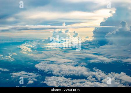 Vue spectaculaire à vol d'oiseau du paysage nuageux des cumulonimbus et nimbus. Banque D'Images