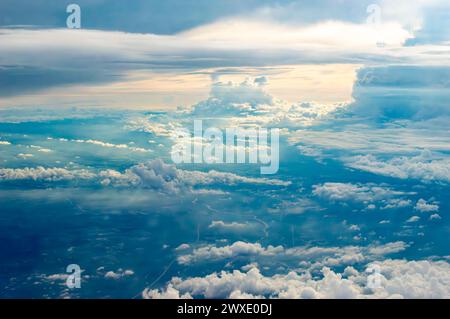 Vue spectaculaire à vol d'oiseau du paysage nuageux des cumulonimbus et nimbus. Banque D'Images