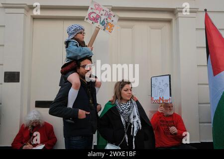 Londres, Royaume-Uni. 30 mars 2024. En signe de solidarité pour la cause palestinienne, le SWP, le PSC et leurs ramifications organisent une Marche nationale pour la Palestine, appelant à un cessez-le-feu permanent. La marche, qui commence à Russell Square, se termine par un rassemblement à Trafalgar Square. Crédit : Joao Daniel Pereira/Alamy Live News Banque D'Images