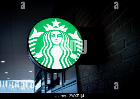 Affiche Starbucks Coffee Shop sur le mur d'un bâtiment Banque D'Images