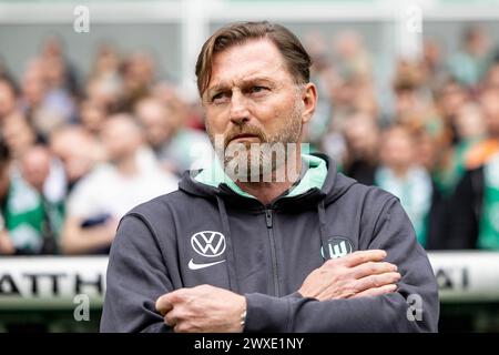 Brême, Allemagne. 30 mars 2024. Football : Bundesliga, Werder Bremen - VfL Wolfsburg, Journée 27, wohninvest Weserstadion. Ralph Hasenhüttl, entraîneur de Wolfsburg, entre dans le stade. Crédit : Axel Heimken/dpa - REMARQUE IMPORTANTE: conformément aux règlements de la DFL German Football League et de la DFB German Football Association, il est interdit d'utiliser ou de faire utiliser des photographies prises dans le stade et/ou du match sous forme d'images séquentielles et/ou de séries de photos de type vidéo./dpa/Alamy Live News Banque D'Images